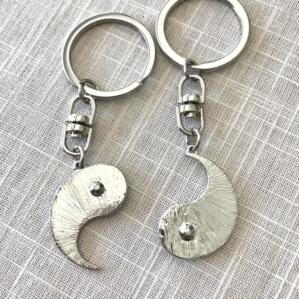 🌻3/$15🌻Yin Yang Keychain Set Couples Besties NEW🌻3/$15 - Picture 4 of 4